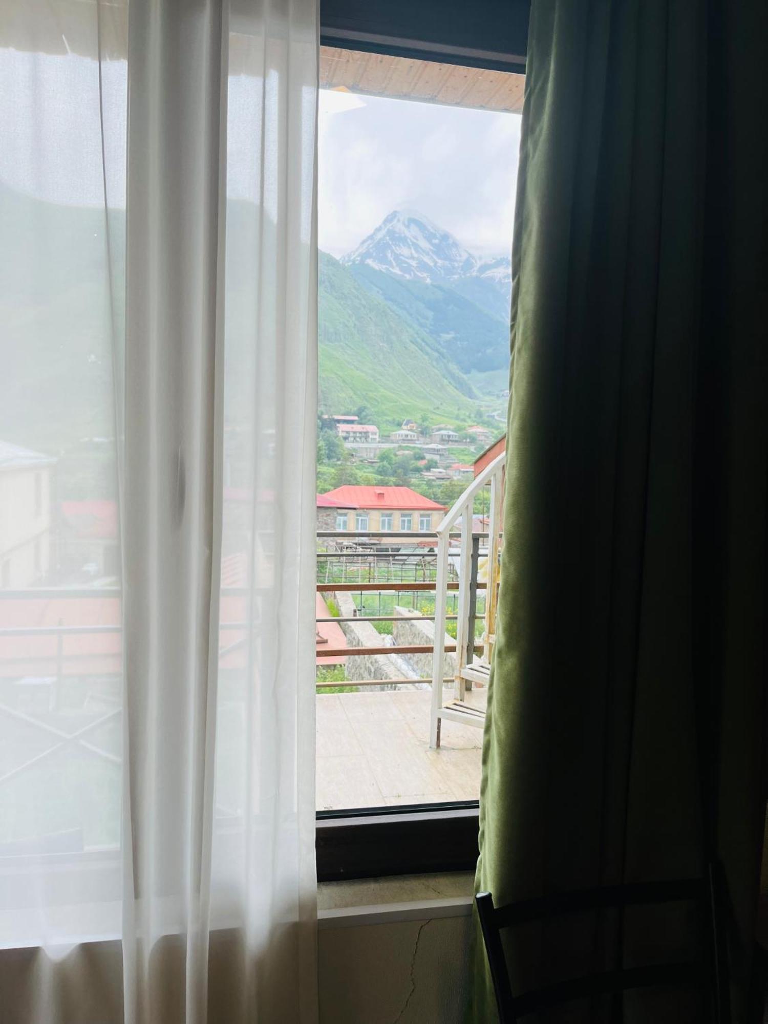 Soso Burduli'S Guesthouse Kazbegi Exterior photo