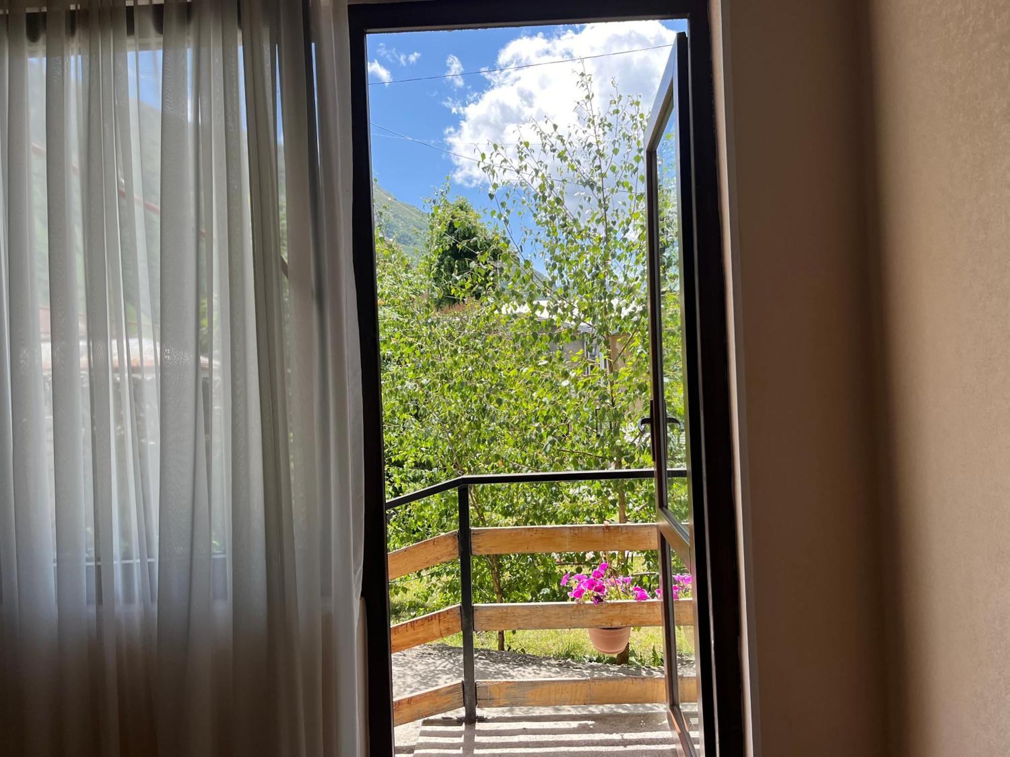 Soso Burduli'S Guesthouse Kazbegi Exterior photo