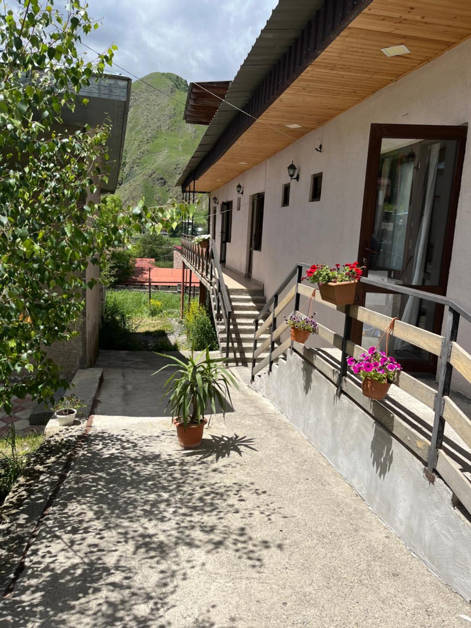 Soso Burduli'S Guesthouse Kazbegi Exterior photo