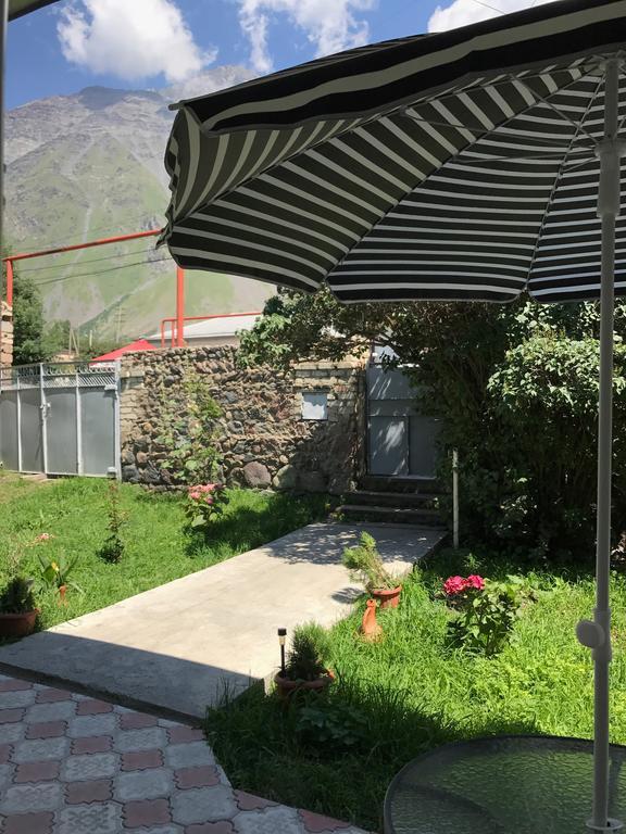 Soso Burduli'S Guesthouse Kazbegi Exterior photo